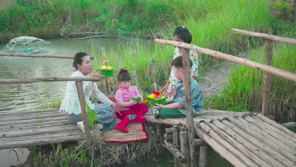 เอ็นดู! น้องเกล ลูก ชมพู่ อารยา เข้าสวนยายหนิงเก็บใบตอง เตรียมตัว วันลอยกระทง เอ็นดู! น้องเกล ลูก ชมพู่ อารยา เข้าสวนยายหนิงเก็บใบตอง เตรียมตัว วันลอยกระทง