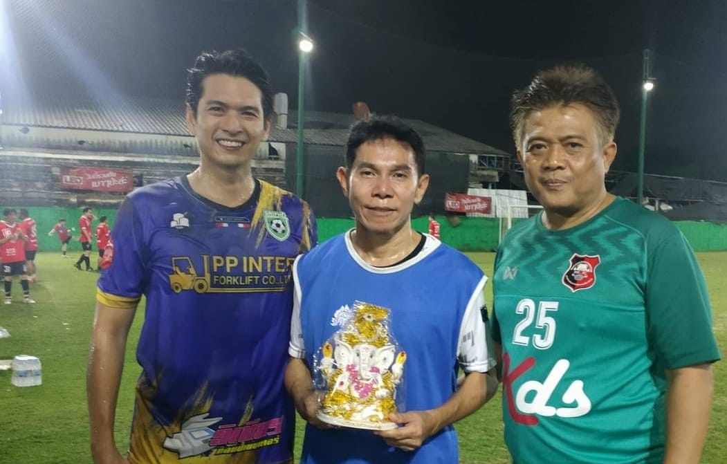 ทีมฟุตบอลศิลปินจิตอาสาพร้อมช่วยน้องแม่สายผ่านเทศกาลดนตรีเปิดหมวกการกุศล โคตรอินดี้ ทีมฟุตบอลศิลปินจิตอาสาพร้อมช่วยน้องแม่สายผ่านเทศกาลดนตรีเปิดหมวกการกุศล โคตรอินดี้
