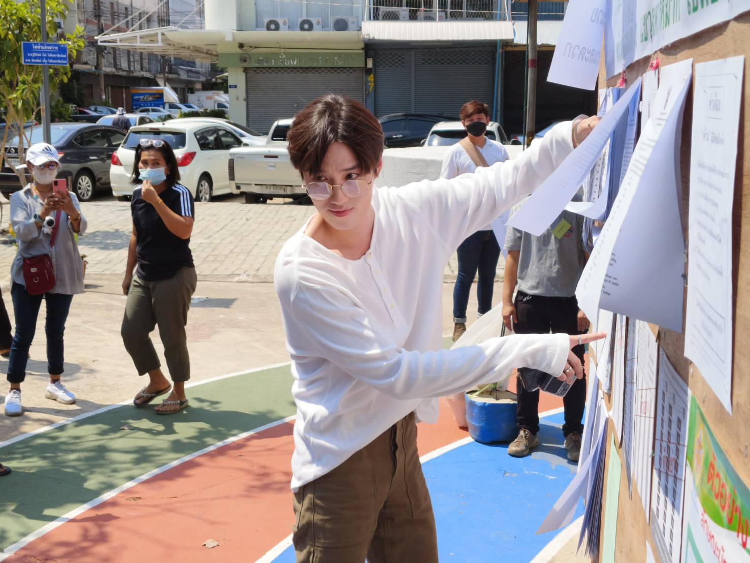 ต่อ ธนภพ เข้าคูหาเลือกตั้ง พร้อมเชิญชวนทุกคนออกมาใช้สิทธิให้เต็มที่ ต่อ ธนภพ เข้าคูหาเลือกตั้ง พร้อมเชิญชวนทุกคนออกมาใช้สิทธิให้เต็มที่