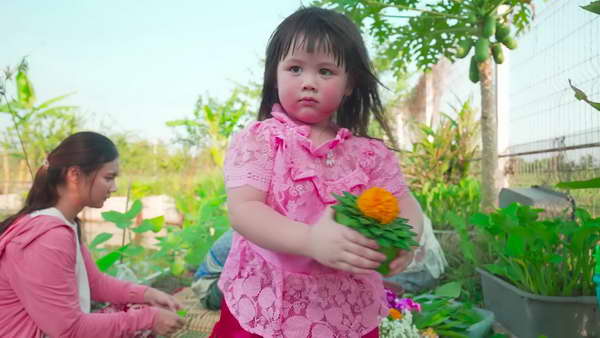 เอ็นดู! น้องเกล ลูก ชมพู่ อารยา เข้าสวนยายหนิงเก็บใบตอง เตรียมตัว วันลอยกระทง เอ็นดู! น้องเกล ลูก ชมพู่ อารยา เข้าสวนยายหนิงเก็บใบตอง เตรียมตัว วันลอยกระทง