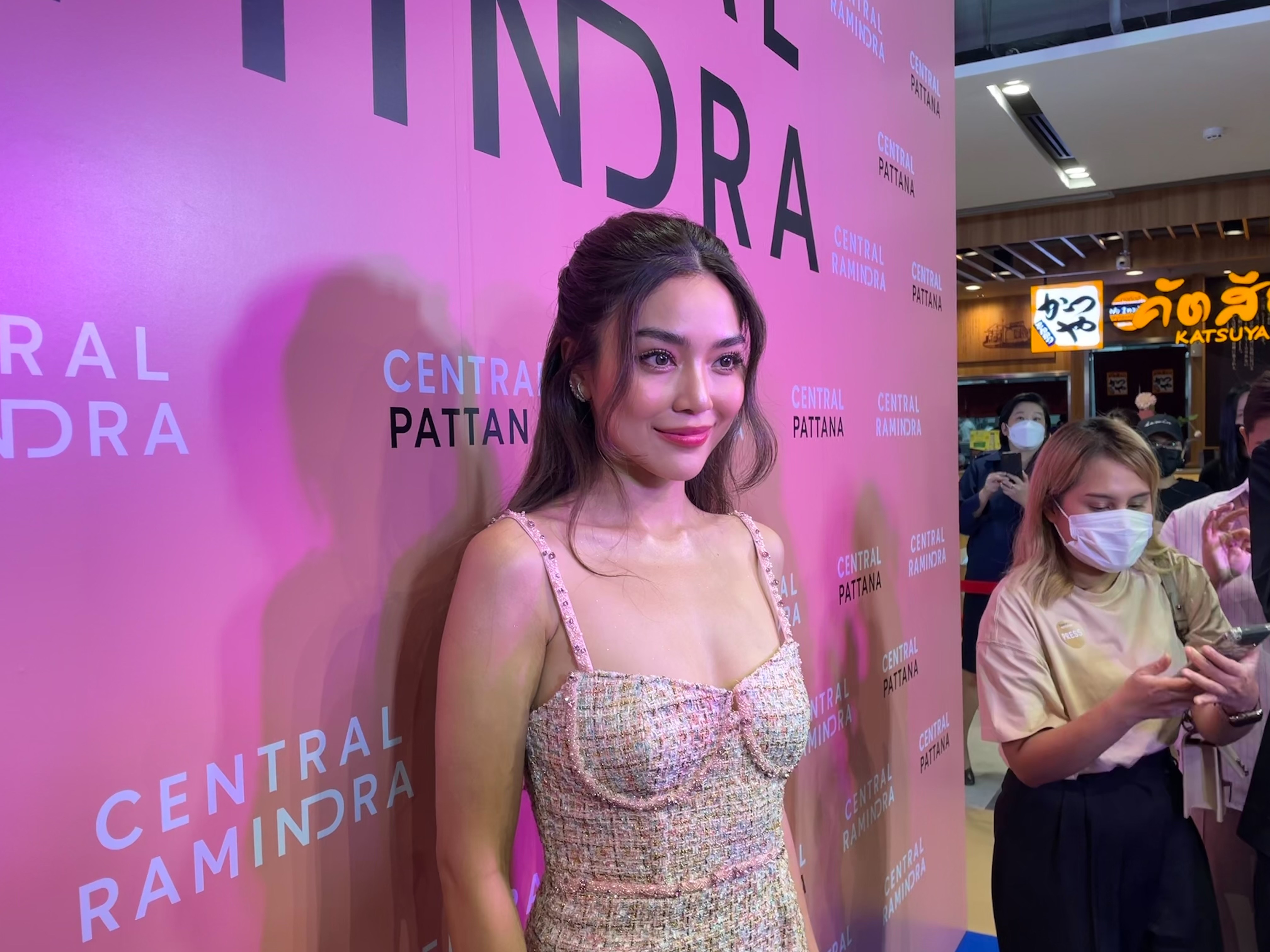 ปราง ย้ำชัดโสด 100 เปอร์เซ็นต์ ลั่นขอมองผ่านประเด็นโยงเป็นมือที่สาม อั้ม-พก 