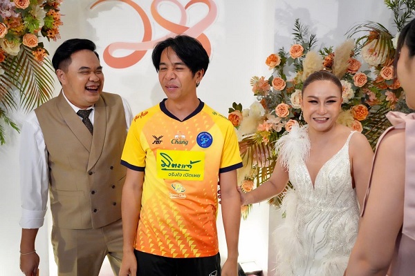  ก้อง ห้วยไร่ โดนถล่มดราม่า หลังสวมชุดบอลไปงานแต่ง ลูลู่ อาร์สยาม   