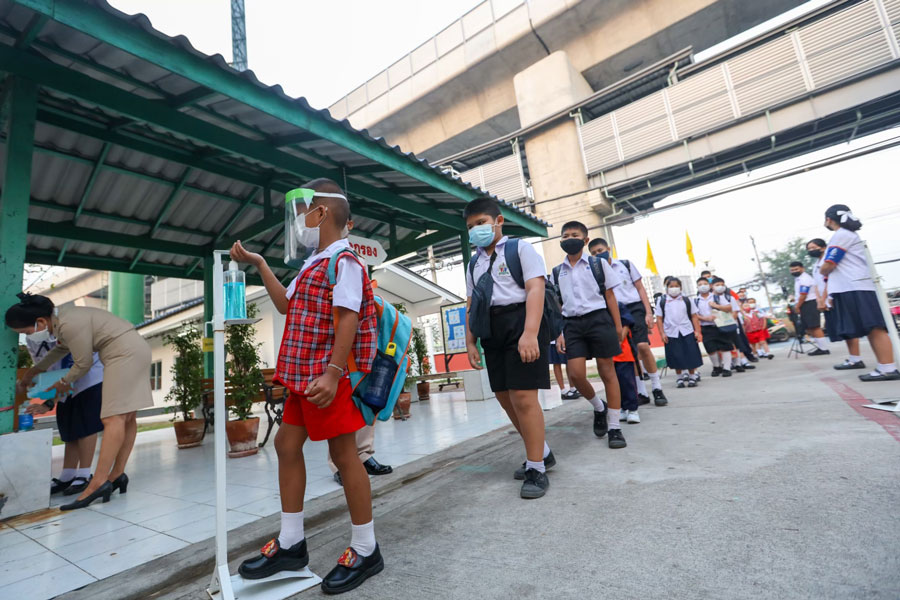 ‘สนามแข่งขันแฟชั่นไปรเวท’ ศธ.ยกเลิกเครื่องแบบ หวังลดภาระ แต่เจอเสียงทักเรื่อง ‘ความเหลื่อมล้ำ’ ‘สนามแข่งขันแฟชั่นไปรเวท’ ศธ.ยกเลิกเครื่องแบบ หวังลดภาระ แต่เจอเสียงทักเรื่อง ‘ความเหลื่อมล้ำ’