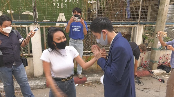 “แม็กซ์” หลั่งน้ำตาคุกเข่าขอโทษ ฟาก “เอ็มมี่” เดือด ถ้าไม่ฟ้องจะขอโทษไหม  (มีคลิป)