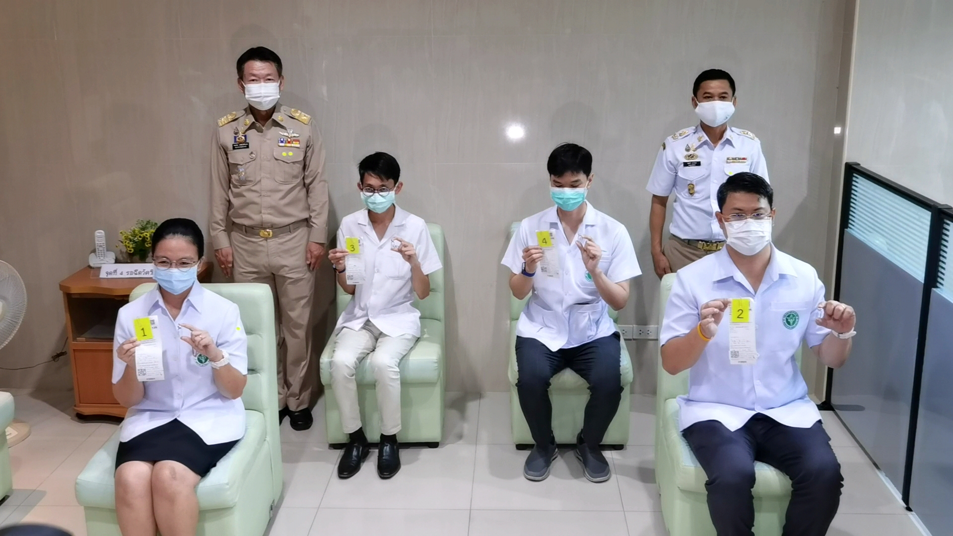 ราชบุรีเฮ! ฉีดวัคซีนโควิด ผอ.รพ.วัดเพลง ผ่านไป 1 ชม. บ่นหิวส้มตำ ราชบุรีเฮ! ฉีดวัคซีนโควิด ผอ.รพ.วัดเพลง ผ่านไป 1 ชม. บ่นหิวส้มตำ