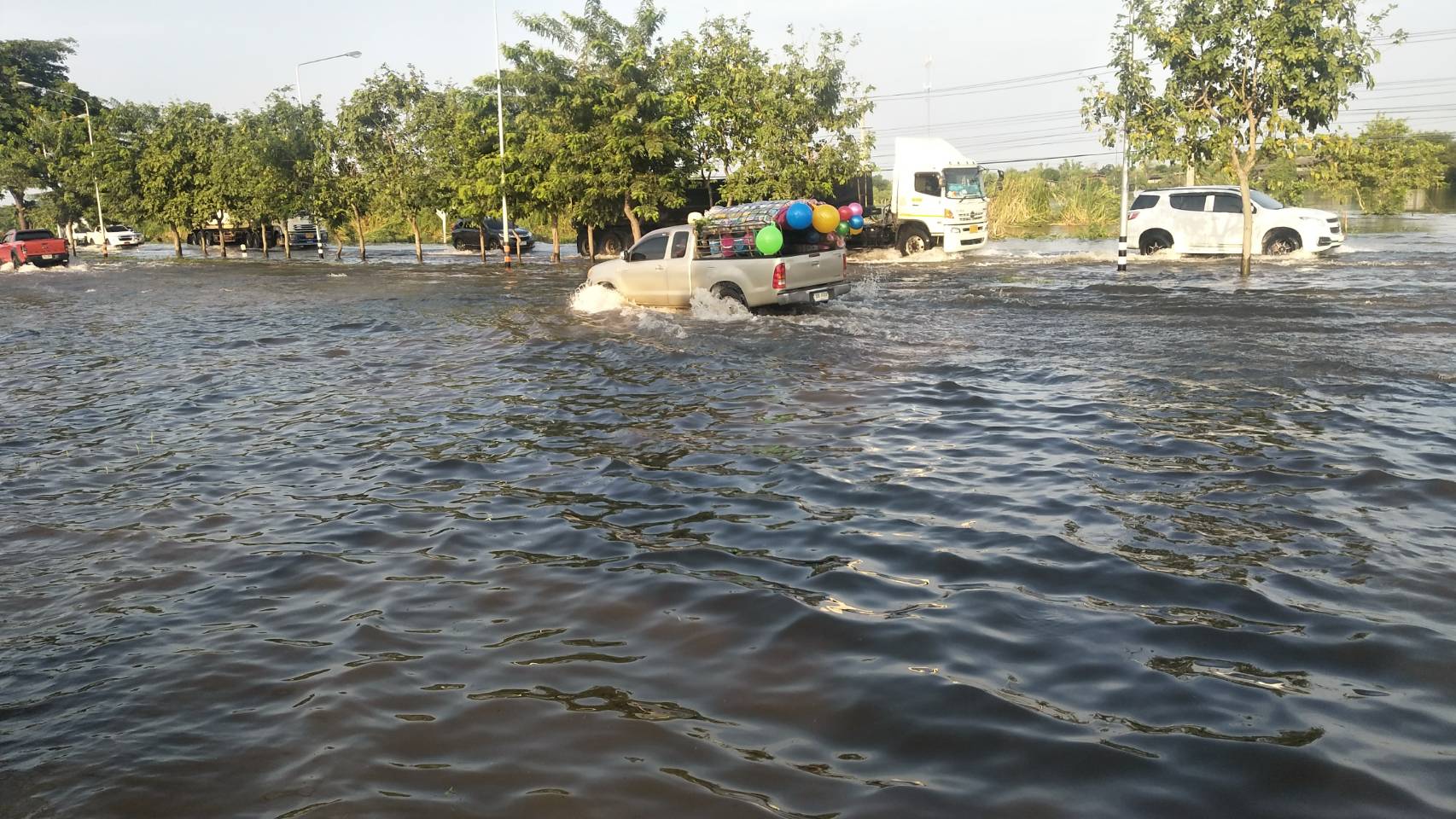 ถนนมิตรภาพยังอ่วม! น้ำท่วมสูงครึ่งเมตรยาว 5 กม. รถเล็กยังผ่านไม่ได้ ถนนมิตรภาพยังอ่วม! น้ำท่วมสูงครึ่งเมตรยาว 5 กม. รถเล็กยังผ่านไม่ได้