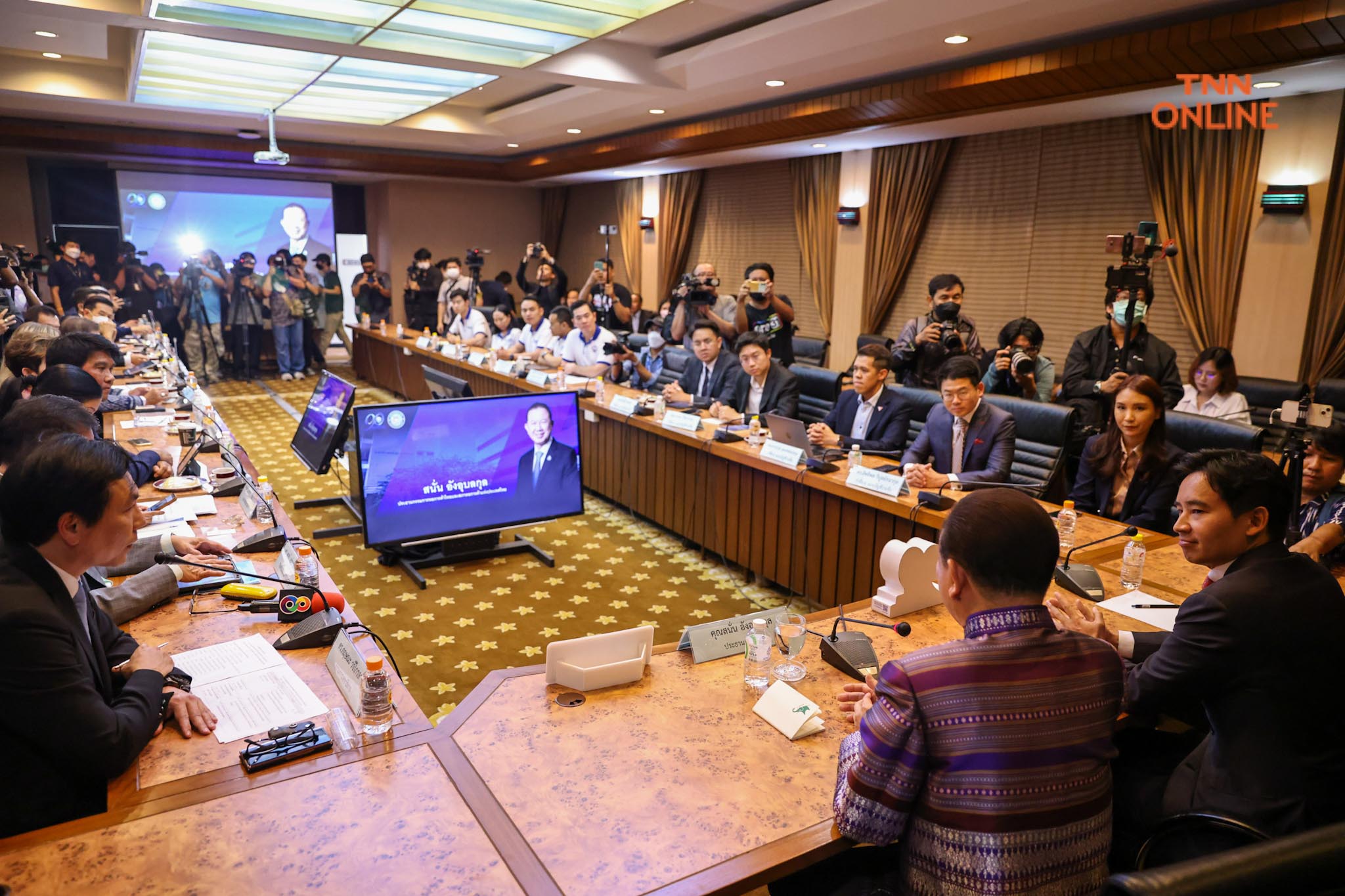 'พิธา' คุย 'หอการค้าไทย' นโยบายสอดคล้องย้ำต้องถกเรื่องค่าแรง 450 บาท พยายามรักษากรอบเวลา 100 วันแรกหวังจัดตั้งรัฐบาลสำเร็จโดยเร็ว 'พิธา' คุย 'หอการค้าไทย' นโยบายสอดคล้องย้ำต้องถกเรื่องค่าแรง 450 บาท พยายามรักษากรอบเวลา 100 วันแรกหวังจัดตั้งรัฐบาลสำเร็จโดยเร็ว