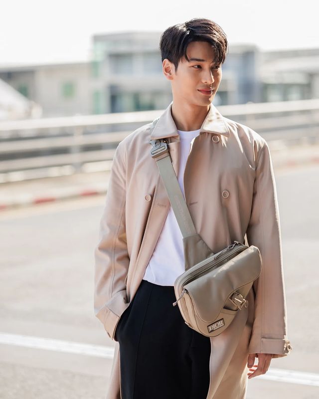 ส่องแอร์พอร์ตลุค!! ‘อาโป ณัฐวิญญ์’ หล่อละมุนลัดฟ้าสู่ปารีส ร่วมชมแฟชั่นโชว์ Dior