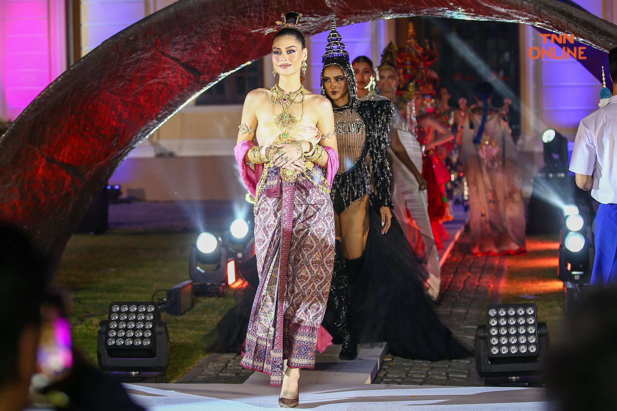 หนุ่มสาวซูปร้าฯ 2023 โชว์เอกลักษณ์ความเป็นไทยผ่านซอฟต์พาวเวอร์ หนุ่มสาวซูปร้าฯ 2023 โชว์เอกลักษณ์ความเป็นไทยผ่านซอฟต์พาวเวอร์