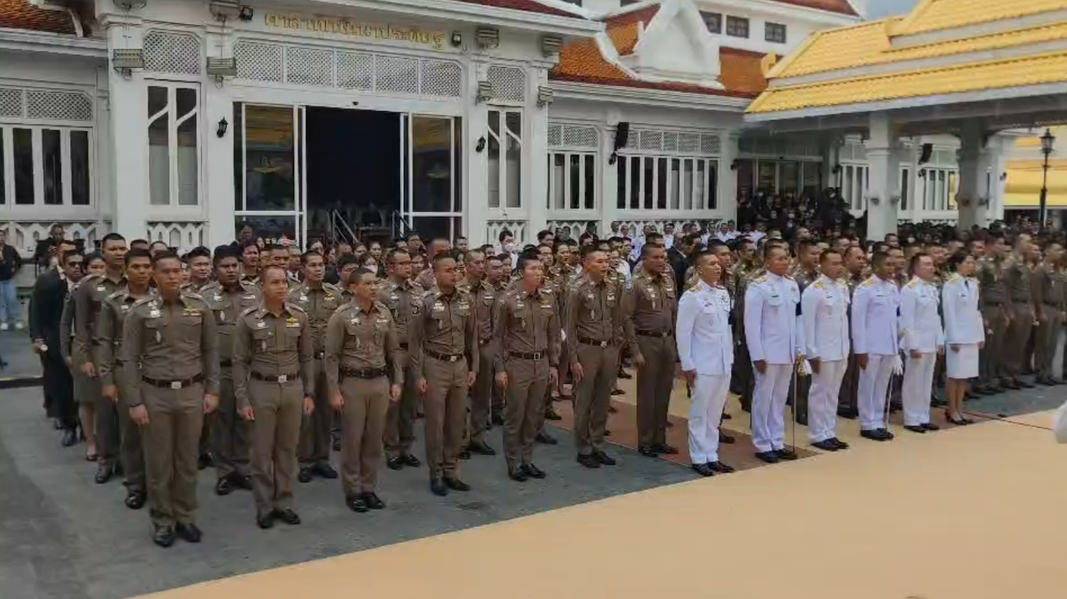 พิธีพระราชทานเพลิงศพ พ.ต.ต.ศิวกร สายบัว เพื่อนๆร้องเพลงอาลัยครั้งสุดท้าย!