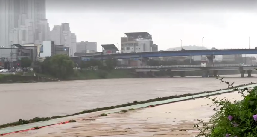เปิดภาพความเสียหาย! เกาหลีใต้น้ำท่วมรุนแรง-มวลน้ำไหลทะลักท่วมอุโมงค์