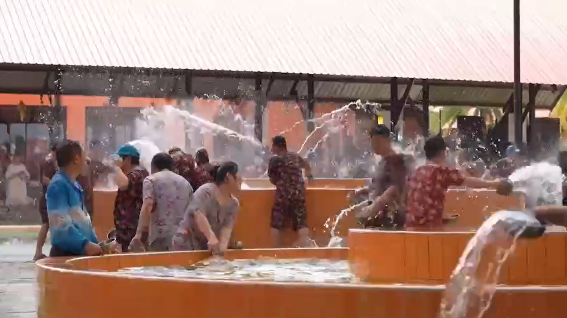 เล่นน้ำสงกรานต์กับช้าง! สวนนงนุชพัทยา จัดความสนุกต้อนรับนทท.จีนเกือบพันคน