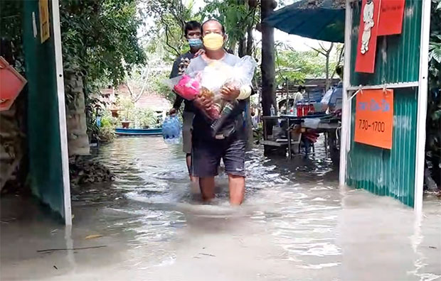 น้ำท่วมนนทบุรีอ่วม! ระดับน้ำขึ้นสูงขึ้นอย่างต่อเนื่องเร่งเสริมกระสอบทราย