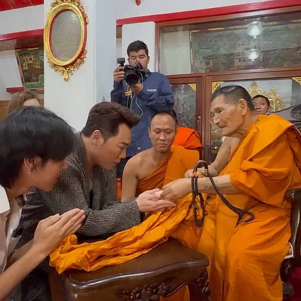 มดดำ คชาภา เผยภาพมงคลของชีวิต ได้รับเหรียญจากมือ หลวงปู่ศิลา วัดพระธาตุหมื่นหิน มดดำ คชาภา เผยภาพมงคลของชีวิต ได้รับเหรียญจากมือ หลวงปู่ศิลา วัดพระธาตุหมื่นหิน