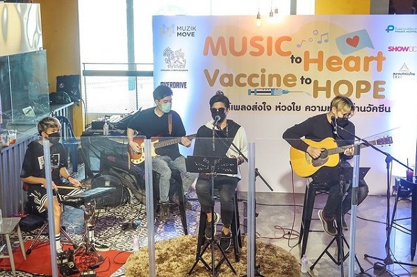 ที เจ็ตเซ็ตเตอร์ ร่วมร้องเพลงสร้างความผ่อนคลาย ให้คนที่ไปฉีดวัคซีน (มีคลิป) ที เจ็ตเซ็ตเตอร์ ร่วมร้องเพลงสร้างความผ่อนคลาย ให้คนที่ไปฉีดวัคซีน (มีคลิป)