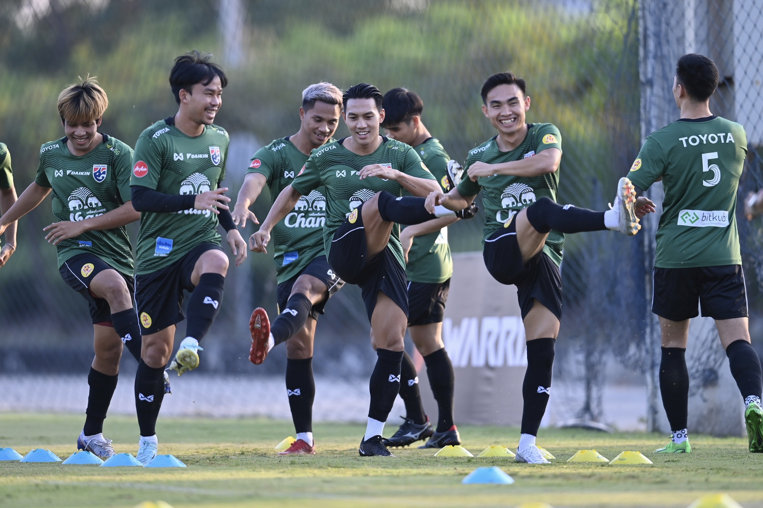 ประมวลภาพ 'ลีซอ ธีรเทพ' เข้าฝึกซ้อมกับทีมชาติไทยเตรียมเล่นนัดอำลา 14 ธ.ค. นี้ ประมวลภาพ 'ลีซอ ธีรเทพ' เข้าฝึกซ้อมกับทีมชาติไทยเตรียมเล่นนัดอำลา 14 ธ.ค. นี้