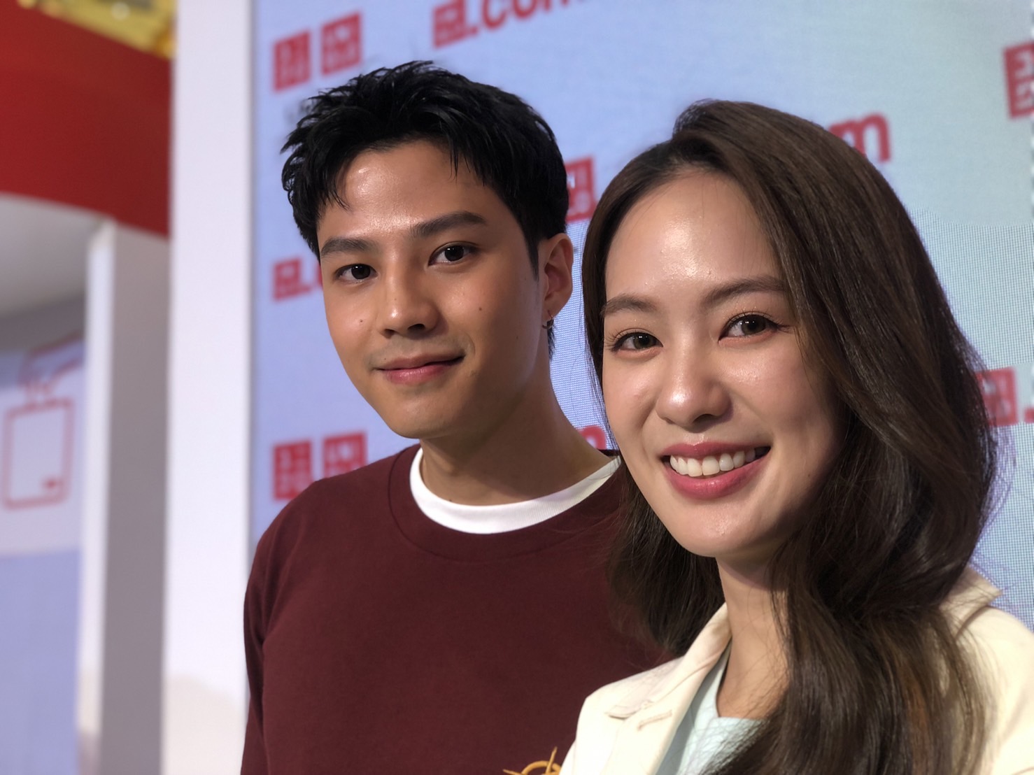 แบงค์ - พิมฐา ควงคู่ออกงานในสถานะคนรู้ใจ ชมฝ่ายชายดูแลดี โต้เป็นหนุ่มคลั่งรัก