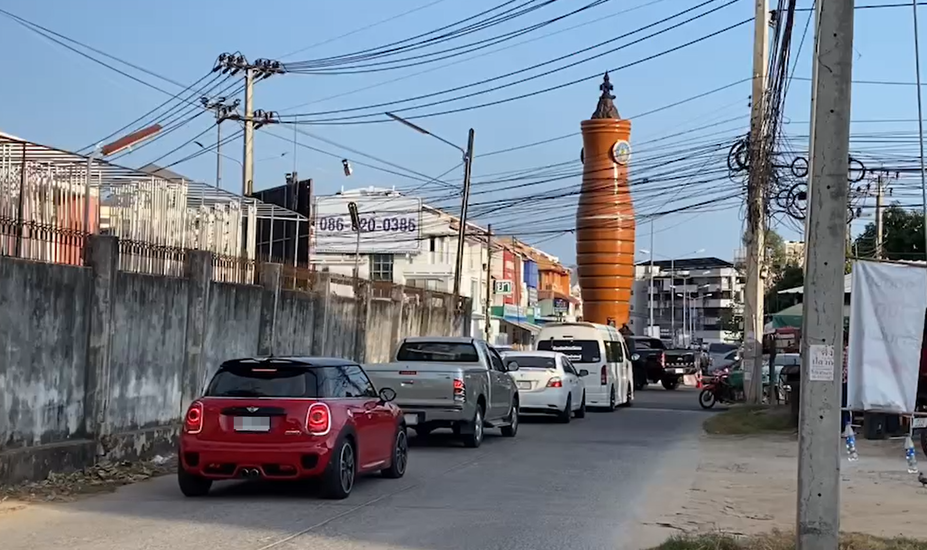 ชาวบ้านโอด! รูปปั้นปี่ยักษ์-พระอภัยมณี วงเวียนระยอง ไม่สมดุล-ทำรถติด