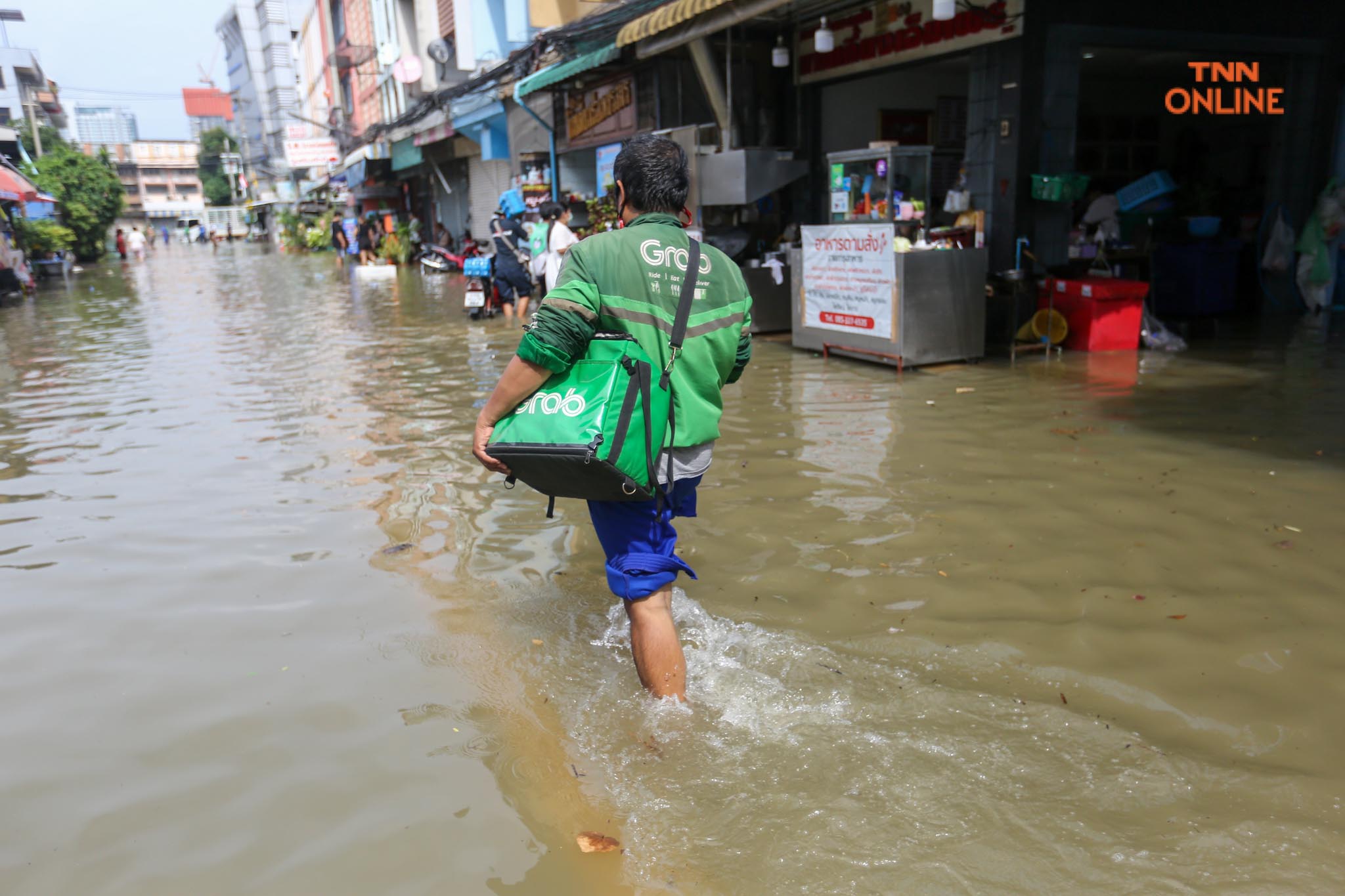 ประมวลภาพ พนังกั้นน้ำใต้สะพานซังฮี้แตกน้ำล้นท่วมผิวจราจร 