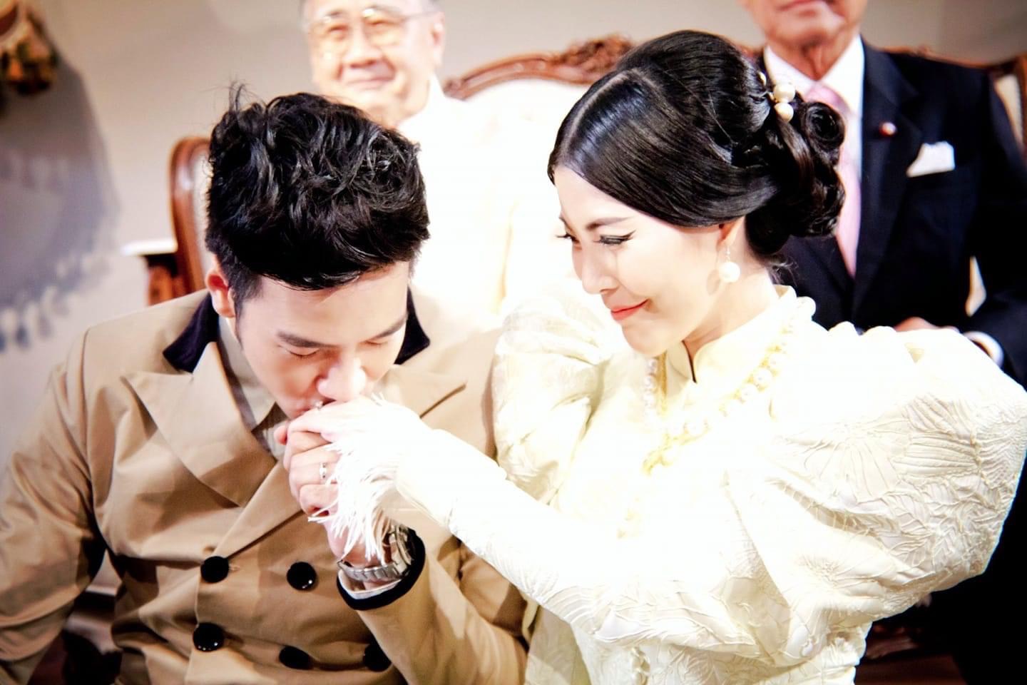 ครบรอบแต่งงาน 10 ปี โย่ง โพสต์ซึ้งถึง ก้อย ผู้หญิงที่หลงรักตั้งแต่ครั้งแรกที่ได้เจอ ครบรอบแต่งงาน 10 ปี โย่ง โพสต์ซึ้งถึง ก้อย ผู้หญิงที่หลงรักตั้งแต่ครั้งแรกที่ได้เจอ