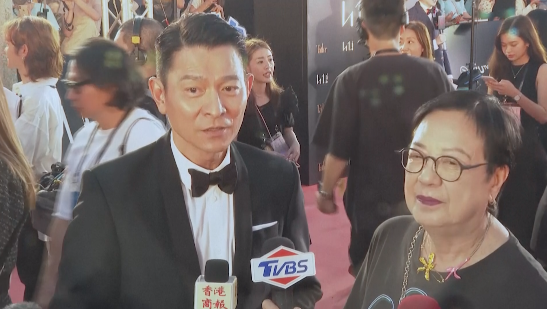 ช็อตหายาก!! ‘หลิวเต๋อหัว - มิเชล โหย่ว’ กระทบไหล่ ที่งาน Hong Kong Film Awards
