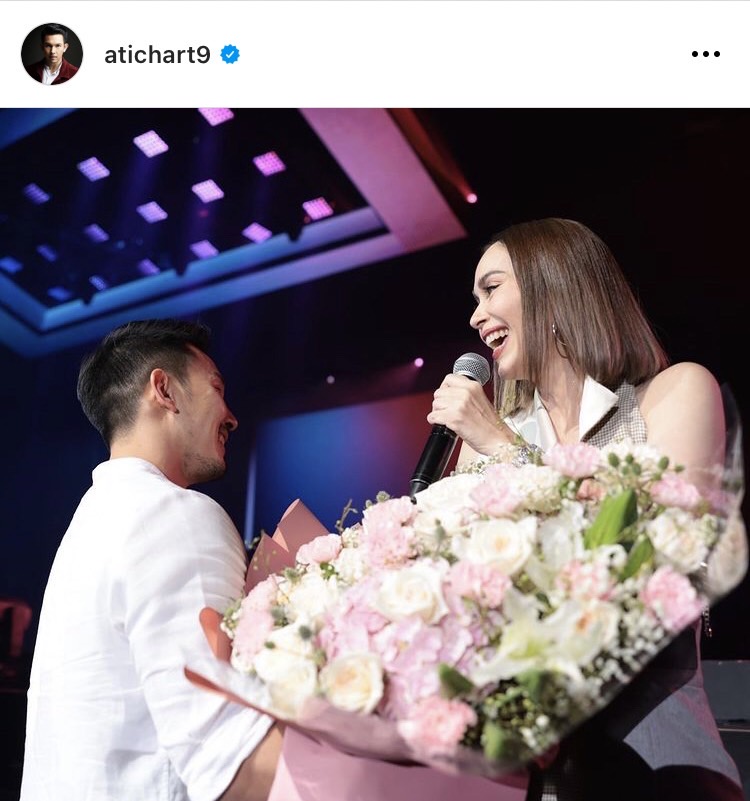 นัท มีเรีย น้ำตาซึมเหตุเกิดจากสามีหอบดอกไม้เซอร์ไพรส์กลางคอนเสิร์ต 