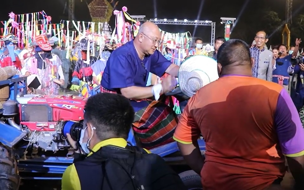 สร้างรอยยิ้ม! ผู้ว่าฯเลย ขับรถอีแต๊กเปิดงานดอกฝ้ายบาน สร้างรอยยิ้ม! ผู้ว่าฯเลย ขับรถอีแต๊กเปิดงานดอกฝ้ายบาน