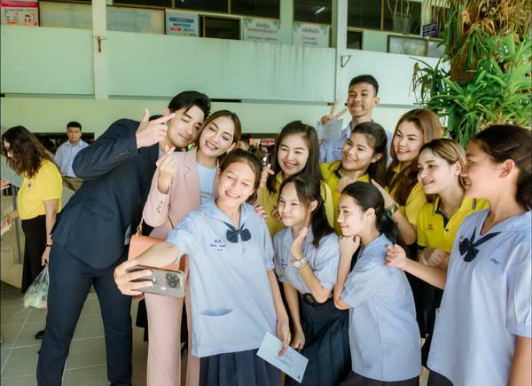 เจมส์ เรืองศักดิ์-ครูก้อย มอบทุน 100,000 บาท ต่อยอดการศึกษา เจมส์ เรืองศักดิ์-ครูก้อย มอบทุน 100,000 บาท ต่อยอดการศึกษา