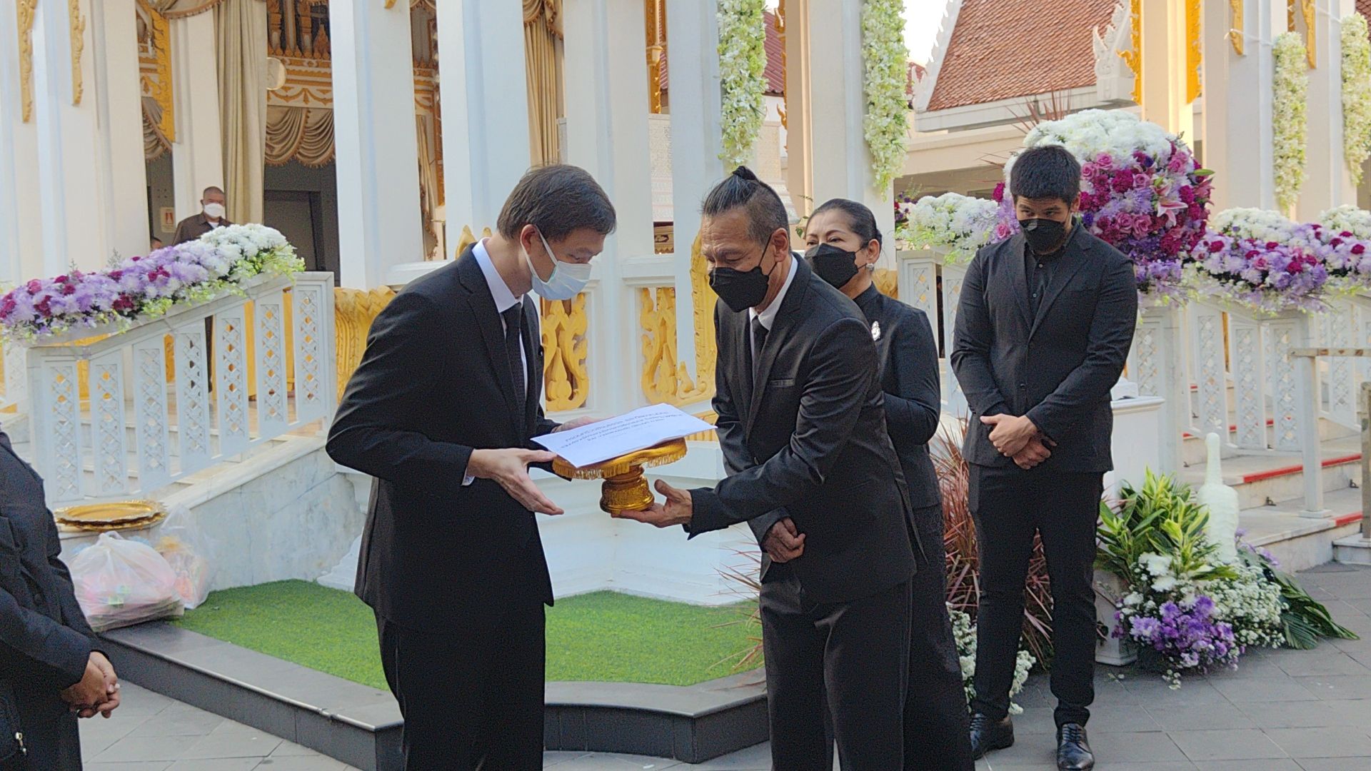แสนอาลัย อ๊อฟ พงษ์พัฒน์ พร้อมครอบครัว วชิรบรรจง ร่วมส่งคุณพ่อครั้งสุดท้าย