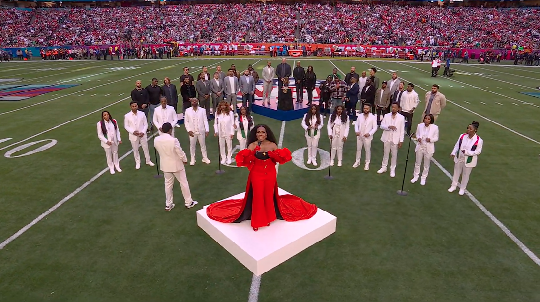 สีสัน Super Bowl!! 'Chris Stapleton-Babyface' ร้องเพลงเปิดฉากการแข่งขัน