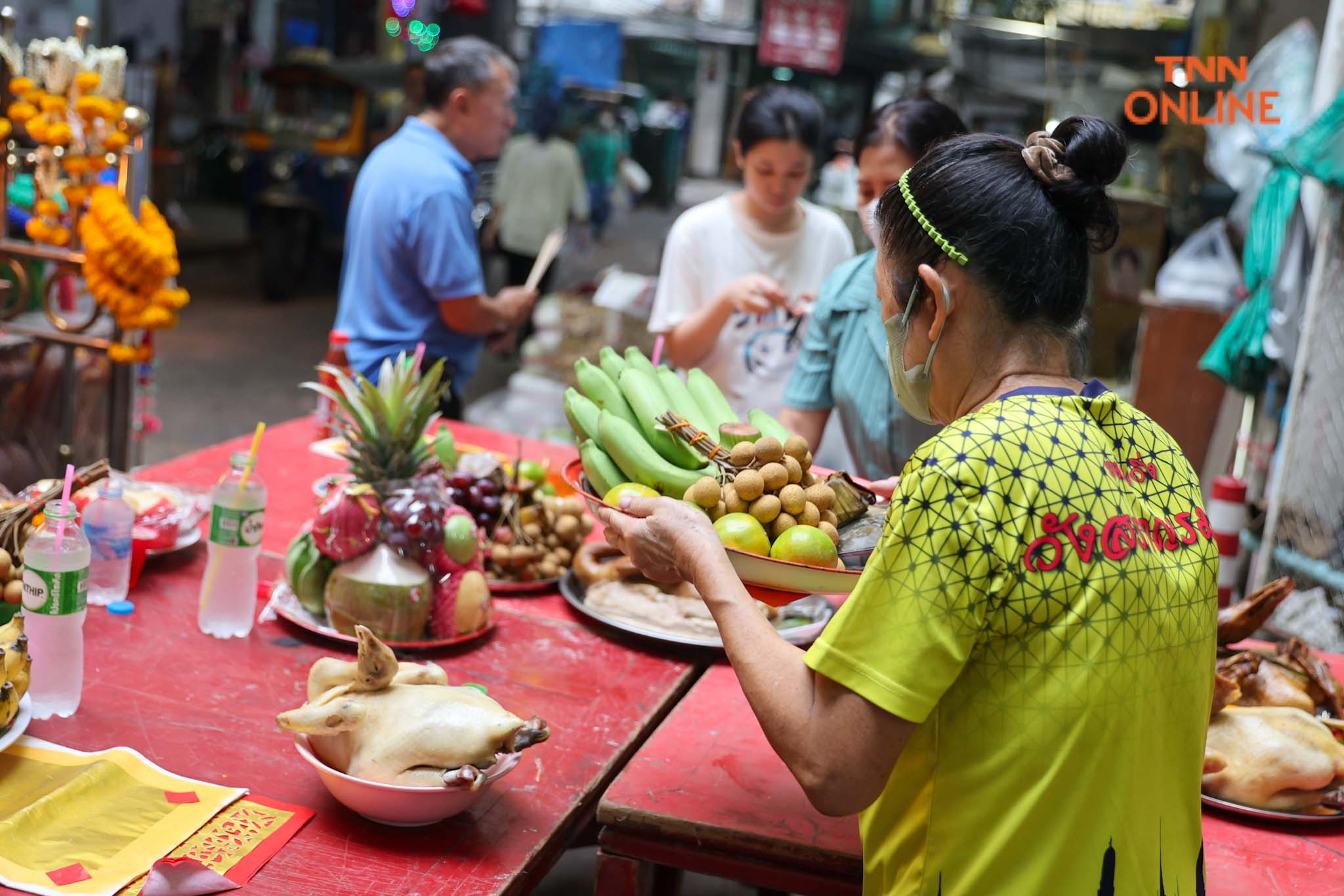 เริ่มไหว้แต่เช้า “วันสารทจีน” ชาวไทยเชื้อสายจีนไหว้สิ่งศักดิ์สิทธิ์ประจำตลาด