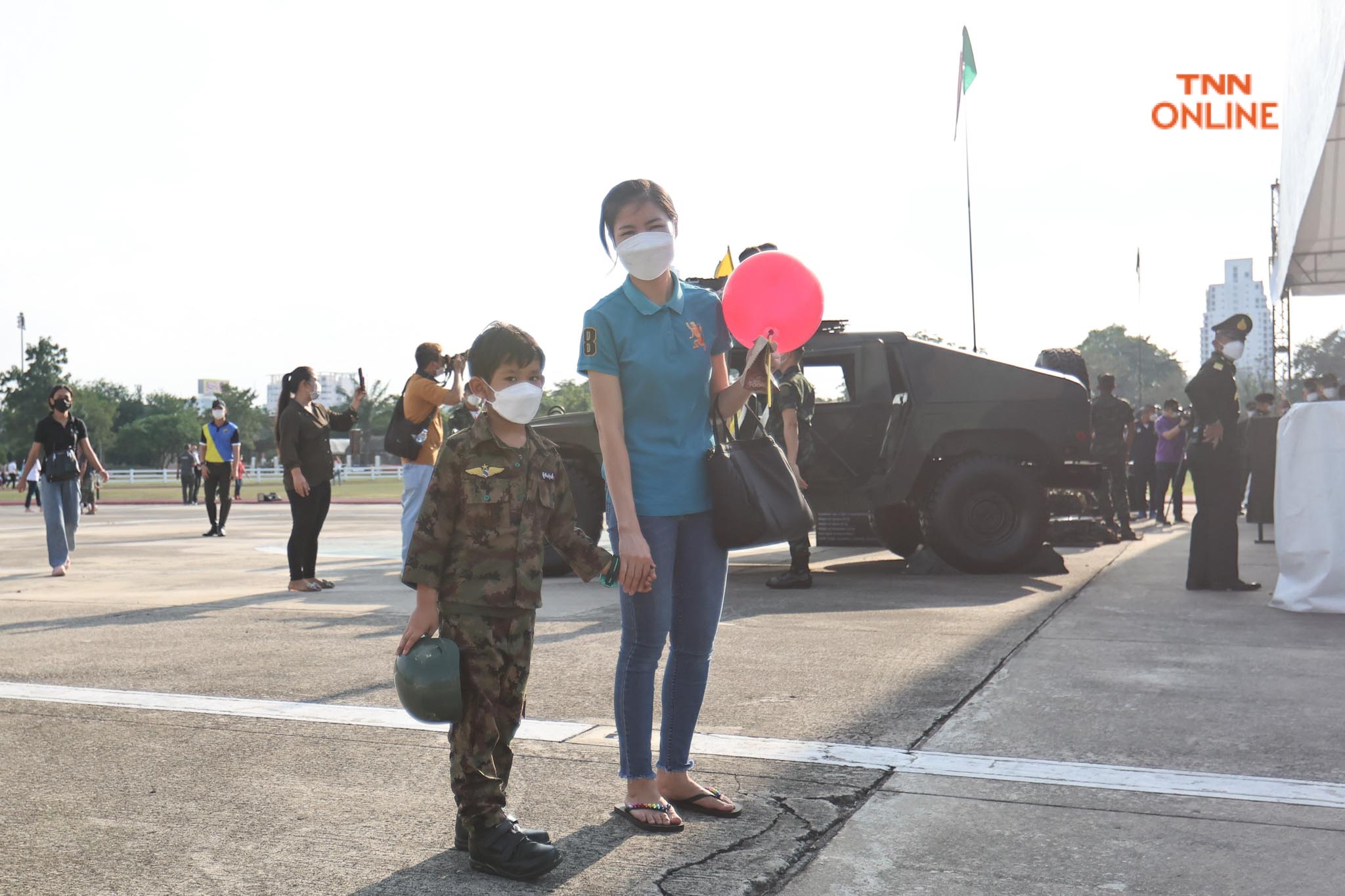 กองทัพบกจัดเต็ม เด็กๆสวมชุดทหารร่วมชมรถถังอย่างใกล้ชิด