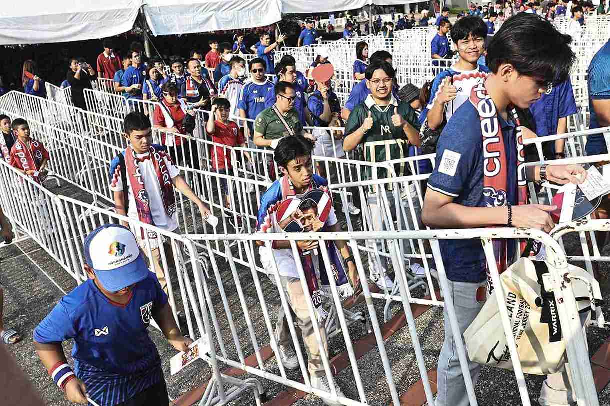 แฟนบอลคึกคัก! แน่นสนามราชมังฯ รอเชียร์ ช้างศึก ดวล เกาหลีใต้