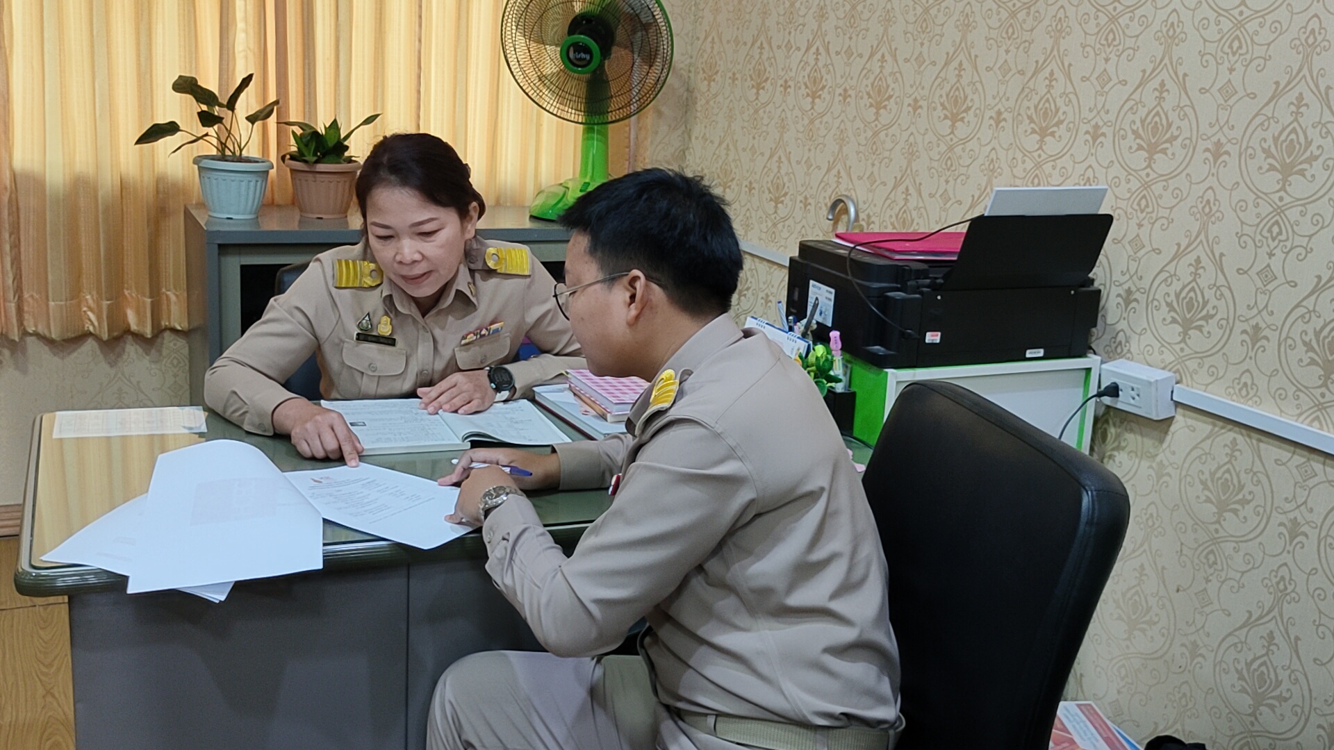 ผอ.โรงเรียนดัง อนุญาตให้ครูแต่งกายตามเพศสภาพ