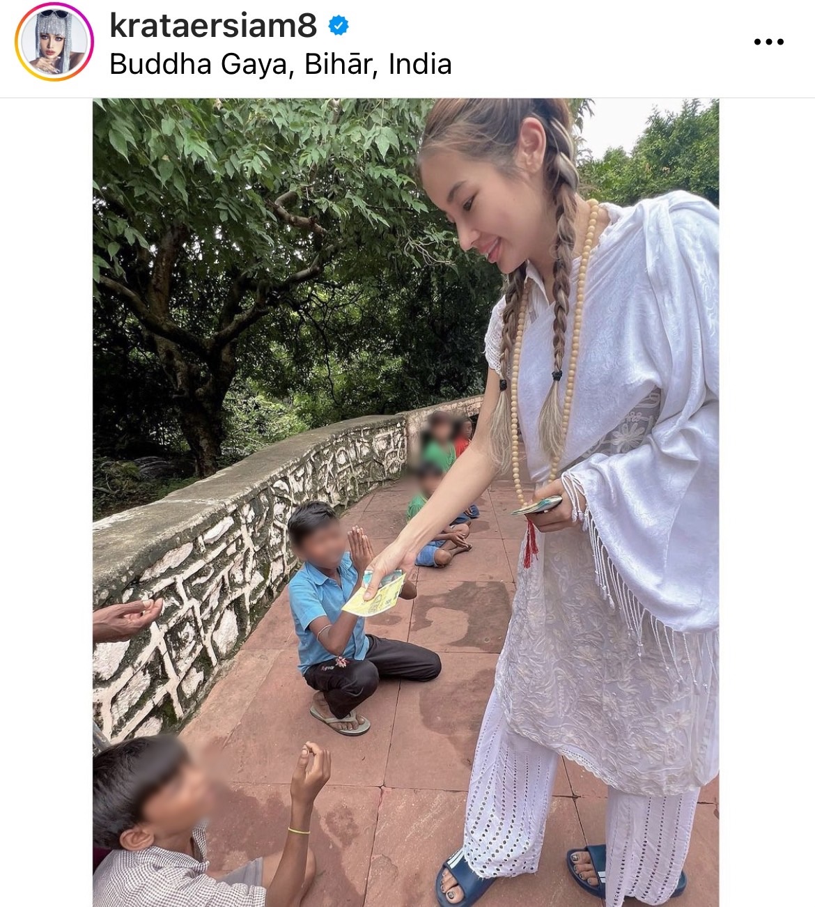 กระแต แจกเงินให้กับผู้ยากไร้ 1 แสน พร้อมแชร์ประสบการณ์ฏิบัติธรรมที่อินเดีย