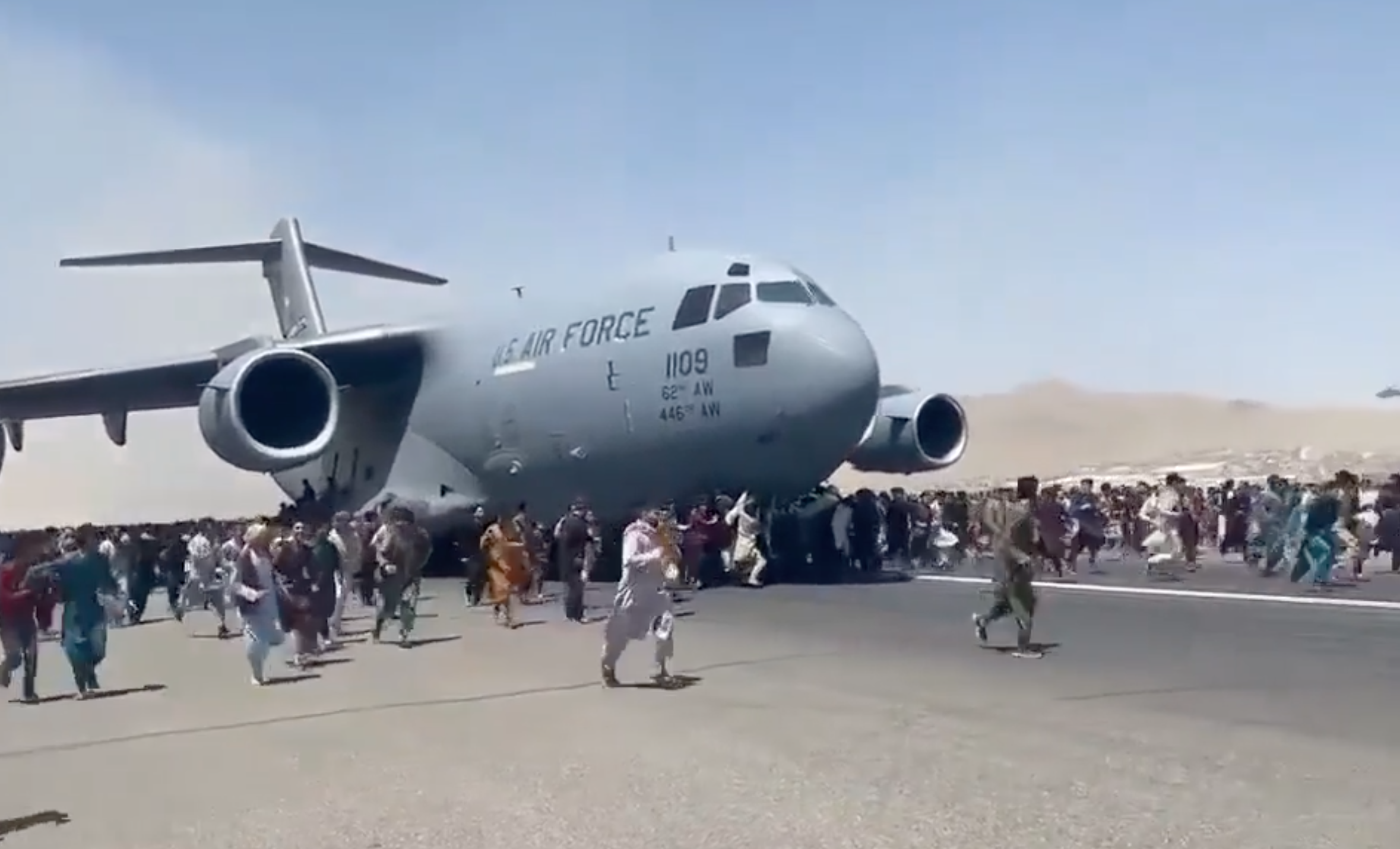 เปิดคลิป สนามบินกรุงคาบูลวุ่น!คนอัฟกันฯแห่หนีตาลีบันออกนอกประเทศ