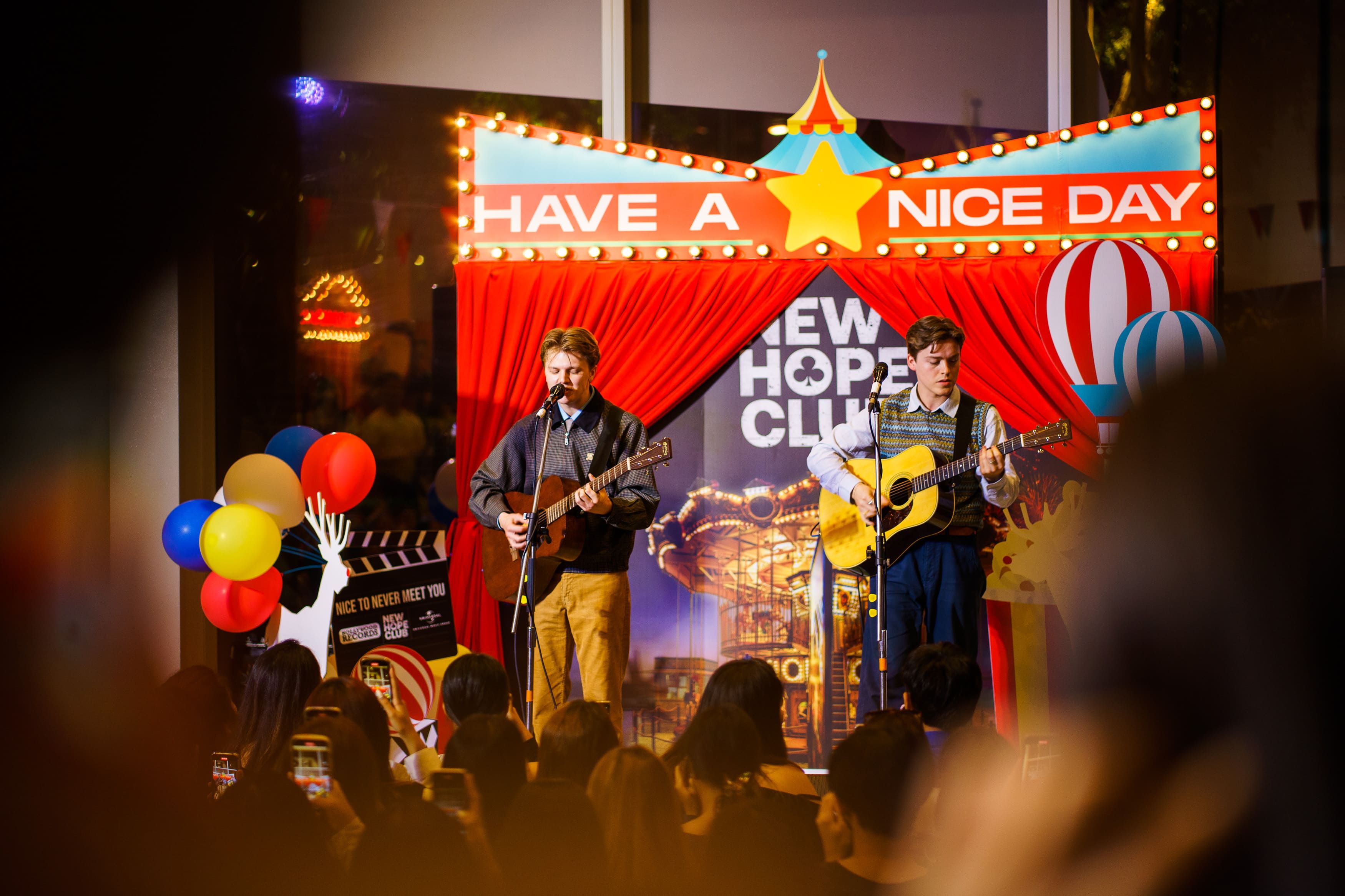 New Hope Club สามหนุ่มจากเกาะอังกฤษ แท็กทีมพระนาง ต่อ-แคร์ ร่วมแถลงข่าวเปิดตัวหนังสั้น Nice To Never Meet You New Hope Club สามหนุ่มจากเกาะอังกฤษ แท็กทีมพระนาง ต่อ-แคร์ ร่วมแถลงข่าวเปิดตัวหนังสั้น Nice To Never Meet You
