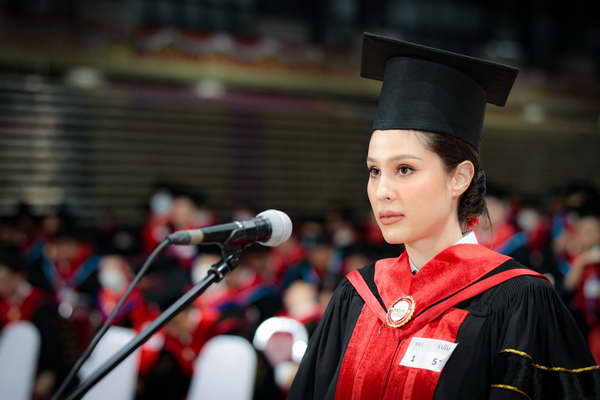 ขวัญ อุษามณี สวยด้วยเก่งด้วย จบปริญญาเอก รัฐประศาสนศาสตรดุษฎีบัณฑิต ขวัญ อุษามณี สวยด้วยเก่งด้วย จบปริญญาเอก รัฐประศาสนศาสตรดุษฎีบัณฑิต