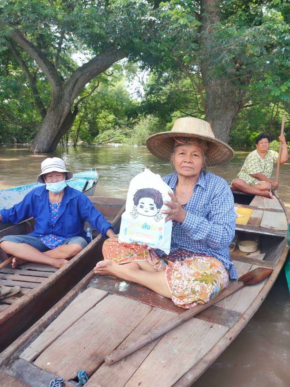 มิว ศุภศิษฏ์ ร่วมกับแฟนคลับ มอบถุงกำลังใจช่วยผู้ประสบภัยน้ำท่วม