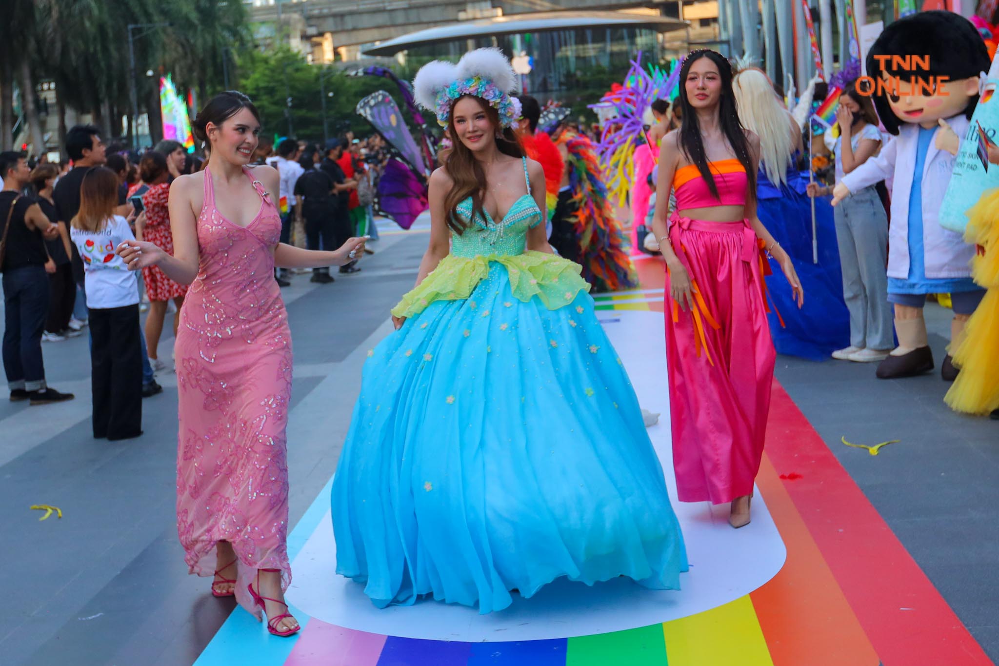 อลังการพาเหรด LGBTQIAN+ ร่วมฉลอง Pride Month สุดยิ่งใหญ่ กว่า 500 ชีวิต อลังการพาเหรด LGBTQIAN+ ร่วมฉลอง Pride Month สุดยิ่งใหญ่ กว่า 500 ชีวิต