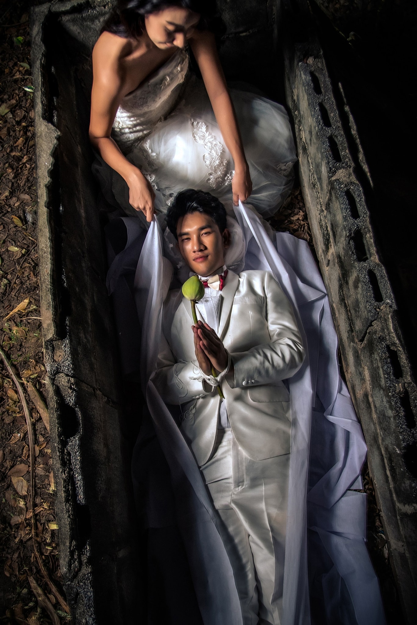 เปิดภาพพรีเวดดิ้งสุดแปลก! บ่าว-สาวถ่ายกันในป่าช้าเก่าธีมรักไม่มีวันตาย เปิดภาพพรีเวดดิ้งสุดแปลก! บ่าว-สาวถ่ายกันในป่าช้าเก่าธีมรักไม่มีวันตาย