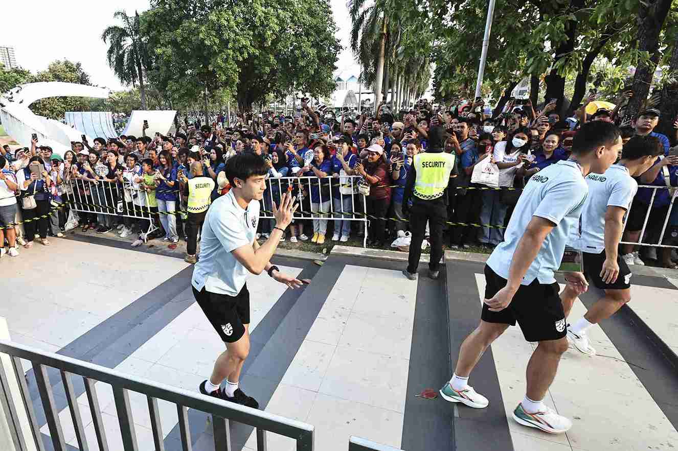 แฟนบอลคึกคัก! แน่นสนามราชมังฯ รอเชียร์ ช้างศึก ดวล เกาหลีใต้