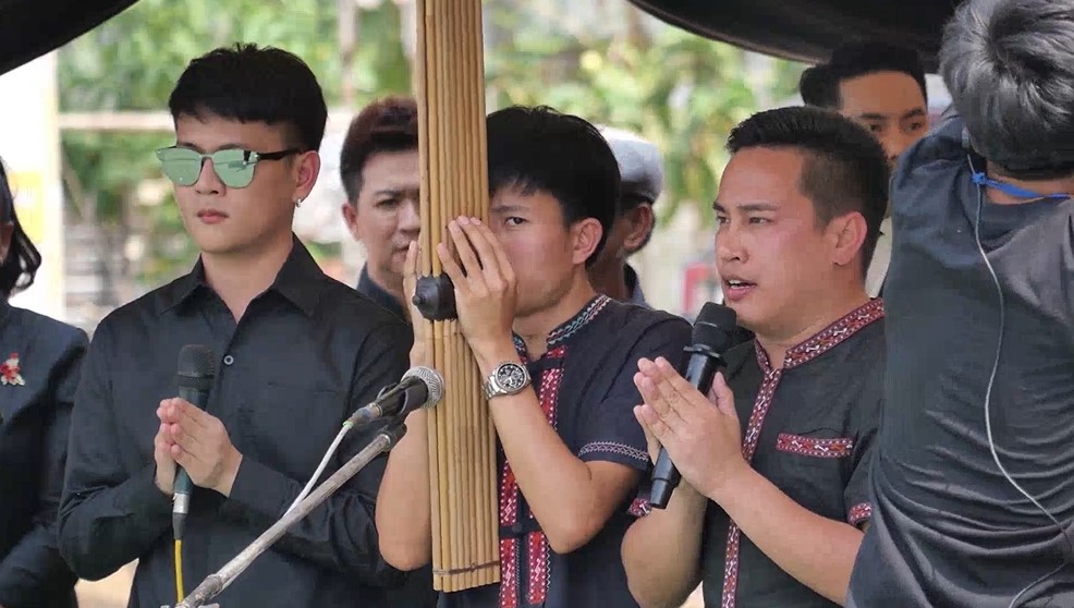 แม่นกน้อย อุไรพร และศิลปินหมอลำร่วมส่ง พ่อหลอด เสียงอิสาน ครั้งสุดท้ายในพิธีฌาปนกิจ