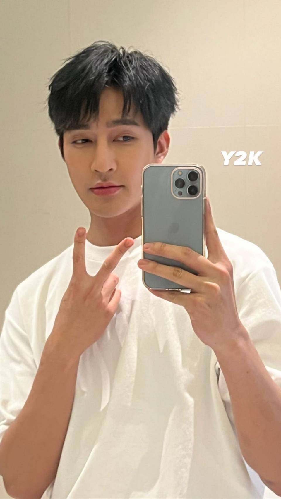 รู้จักเทรนด์ฮิต Y2K พร้อมส่องท่าโพสสุดปังจากเหล่าคนบันเทิง รู้จักเทรนด์ฮิต Y2K พร้อมส่องท่าโพสสุดปังจากเหล่าคนบันเทิง