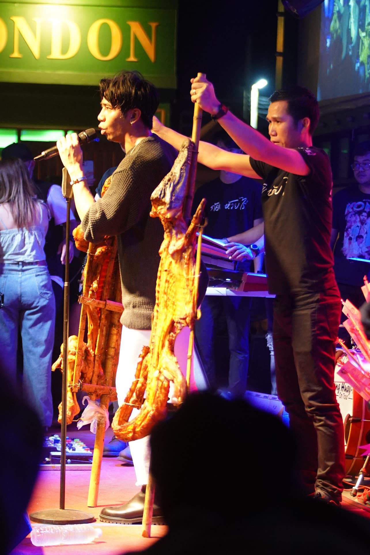 ตะลึงทั้งเวที แฟนคลับ ก้อง ห้วยไร่ ให้ วัวหัน-จระเข้หัน ทั้งตัวขณะแสดงบนเวที ตะลึงทั้งเวที แฟนคลับ ก้อง ห้วยไร่ ให้ วัวหัน-จระเข้หัน ทั้งตัวขณะแสดงบนเวที