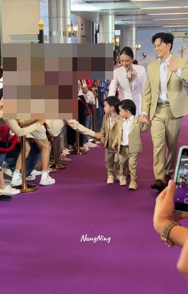 ดราม่า! แฟนคลับพุ่งจับมือ น้องธีร์ ลูกชาย บีม กวี ตกใจจนสะบัดมือทิ้ง ดราม่า! แฟนคลับพุ่งจับมือ น้องธีร์ ลูกชาย บีม กวี ตกใจจนสะบัดมือทิ้ง