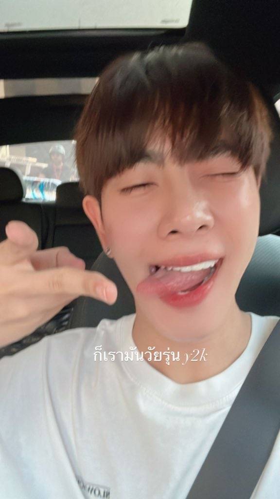 รู้จักเทรนด์ฮิต Y2K พร้อมส่องท่าโพสสุดปังจากเหล่าคนบันเทิง รู้จักเทรนด์ฮิต Y2K พร้อมส่องท่าโพสสุดปังจากเหล่าคนบันเทิง