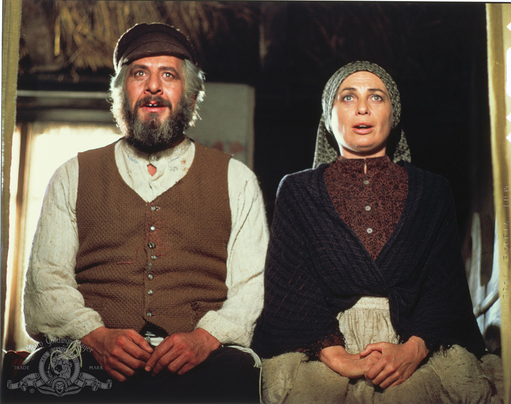 สิ้นตำนาน “Chaim Topol ” ผู้รับบท Tevye ใน Fiddler on the Roof - บุษบาหาคู่                                   