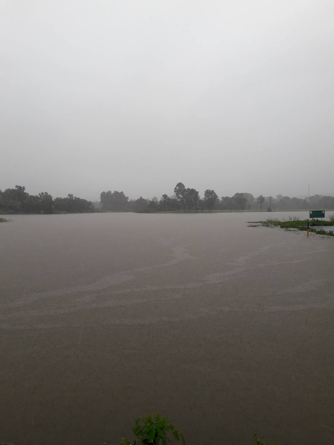 ประมวลภาพ ฝนถล่มปราจีน น้ำป่าหลากท่วมหมู่บ้านตีนเขาทับลาน