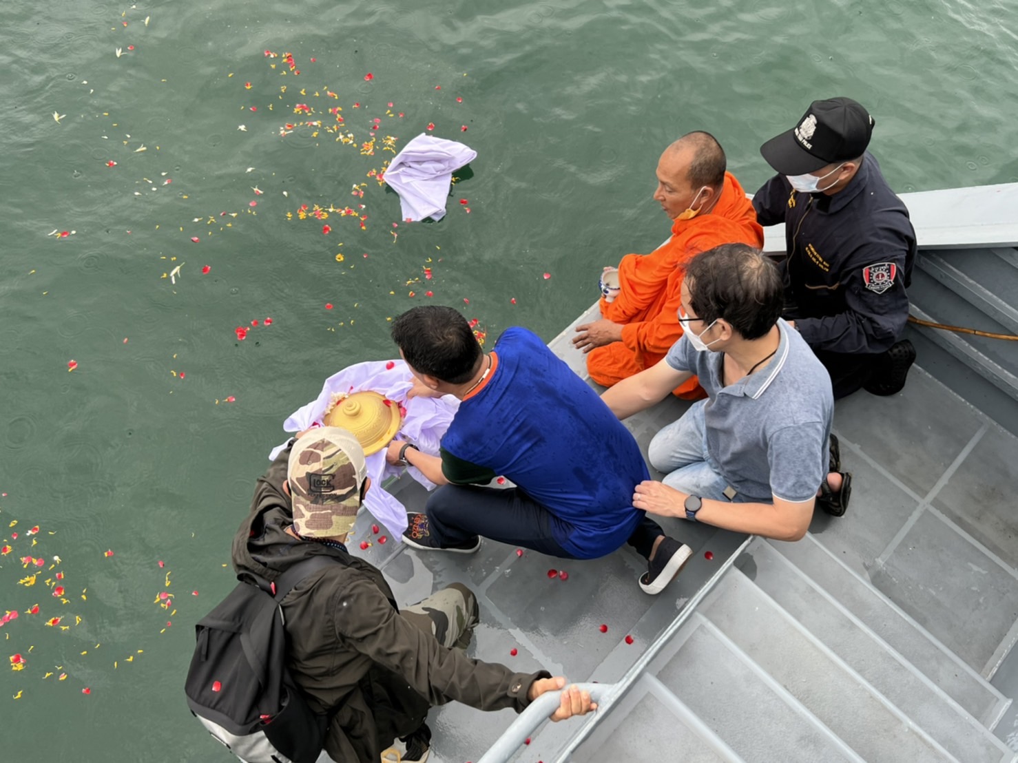 เหล่าคนบันเทิง ร่วมพิธีลอยอังคาร หม่อมหลวงพันธุ์เทวนพ เทวกุล
